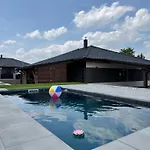 Vakantiehuis By The Pool & Garden Mukarschow