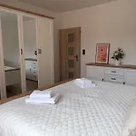 By The Pool & Garden Vakantiehuis