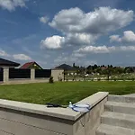 Vakantiehuis By The Pool & Garden