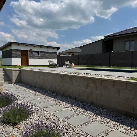Vakantiehuis By The Pool & Garden Mukarschow