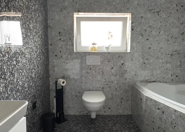 By The Pool & Garden Сasa de vacaciones Mukarschow