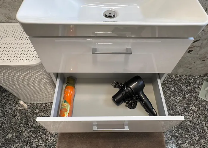 By The Pool & Garden * Mukarschow