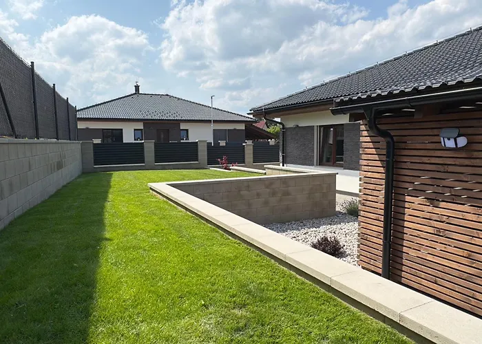 By The Pool & Garden Сasa de vacaciones *