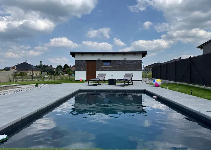 By The Pool & Garden Сasa de vacaciones Mukarschow